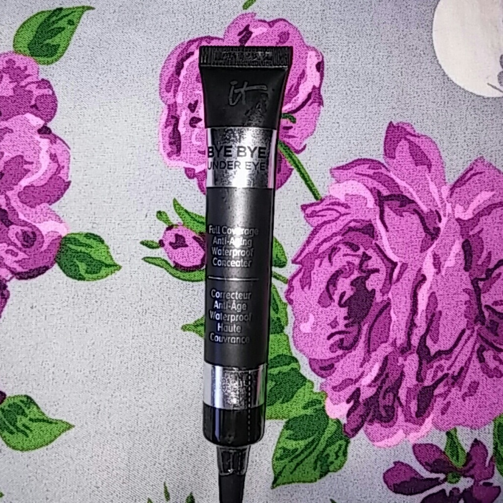 It Cosmetics concealer in MEDIUM